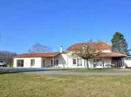 Entre Lot et Dordogne maison 10 personnes avec piscine