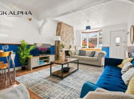 Heartwarming Windsor Cottage with Free Parking Perfect for Relocators and Contractors, hotel in Windsor