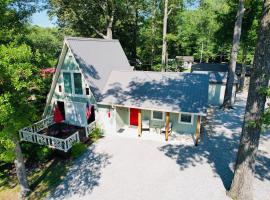 Kentucky Lake Family Cabin! Pet Friendly, hôtel à Springville