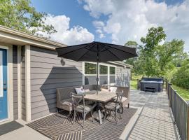 Outdoor Kitchen + Hot Tub: Table Rock Lake House، فندق في Golden