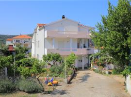 Apartments by the sea Vinisce, Trogir - 24197, hotel in Vinišće
