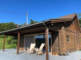 Log-inn 一棟貸しログハウス, hotel com estacionamento em Ama