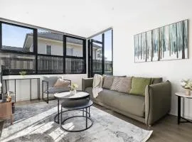 Bright and Modern 1BR Apt with Balcony and Parking