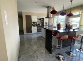 Chambre superbe à découvrir au cœur des Vosges uni, Hotel in La Celle-sous-Gouzon