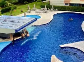 Cobertura duplex luxuosa na Praia de Guarajuba, seu Pet é bem vindo