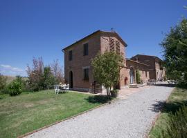 Lovely farmhouse in Tuscany with panoramic view, khách sạn ở Castelnuovo Berardenga