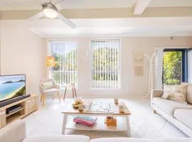 Magnolias, 6 Marine Dr - air con, linen and Wi-Fi