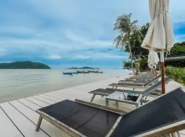 C113 Beachfront Ocean Views Walk to beach pool