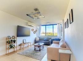 Luxury 2 Bedrooms Apartment in Tel Aviv- Renovated, 8Min walk to the Beach, hotel en Tel Aviv