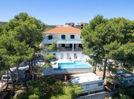 Villa Rosea, alojamiento con cocina en Slatine