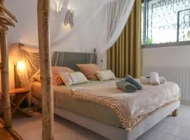 Sur la plage coco, au bord du lagon de Ste Anne