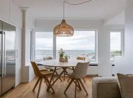 Huswell - Bright & Stylish Apartment Near Beach with Sea view