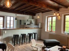 4 bedroom family home, hotel v destinaci Mellecey