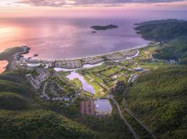 Swiss-Belvillas Solavita Binh Tien, hotel con alberca en Binh Tien