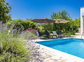 Holiday house with pool near Rovinj, hotel v destinaci Brajkovići
