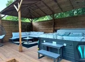 Luxury 2 Bedroom Norfolk Retreat-Private Hot Tub