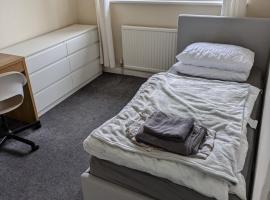 Lovely 4-Bed Home in Dartford, hotel v destinaci Dartford