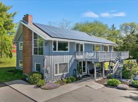 Unique Retreat with Private Patio, 4 King Beds and BBQ, accessible hotel in Groton