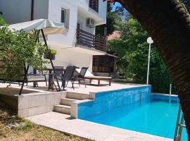 Private Villa with Swimming pool M&E, hotel com piscina em Ko&scaron;elji