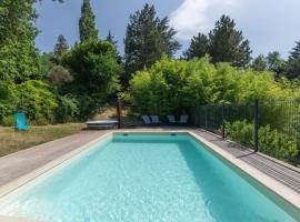 Chalet Blanc - Piscine Partagée, hotel v destinaci Darbres