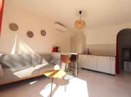 LE FINOSELLO - T2 Cosy sur Ajaccio avec Clim, Wifi & Parking - proche Port & Aéroport, Hotel in Ajaccio