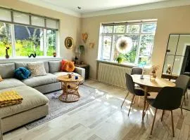 Central 2 Bdr apartm- private parking