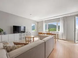 Mountain View & Balcony - Newly Renovated Apartment