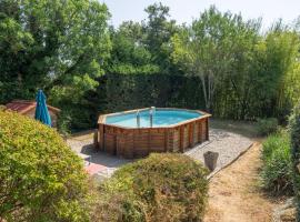 Belle Maison En Pierre Avec Piscine, hotel i Berrias Et Casteljau