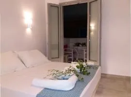 LoveLy Rooms in Perissa