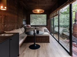 Cabins in the woods with wellness, hotel in Brasschaat