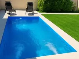 Chalet con pileta y quincho, hermoso jardín