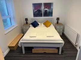 Modern Split-Level 2-Bed Apartment with Balcony