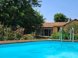 Maison avec piscine et jardin d'arbres fruitiers, hotel in Cours-de-Pile