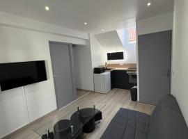 Appartement rénové en centre-ville avec terrasse, hotel in Millau