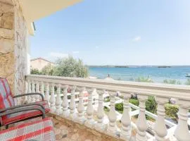 3 Bedroom Cozy Apartment In Ugrinic