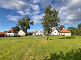 Östra Flygeln Grinda Säteri, hotel v destinaci Malmköping