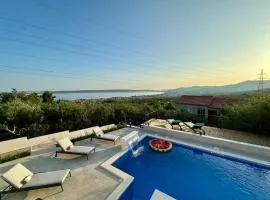 Bay view apartment with pool & sea view