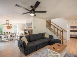 Updated Large River Front Home With Hot Tub, hotel v destinaci McKenzie Bridge