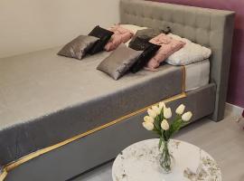 Ultra Central White & Lila Studio