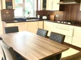 Shangri-La Spacious Family Townhouse large free carpark
