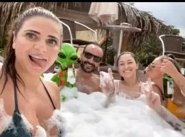 CHALÉS do AVOHAY, lindo chalé com privativa banheira hidromassagem aquecida, apenas 2 minutos da Vila de São Jorge Chalé Guita