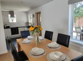 Holiday, CONTRACTOR STAY, garden, BBQ, parking, Tv, Wi-Fi, close to RB Hospital, JP Morgan, local attractions