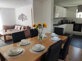 3 bedroom house 3-8 guests, CONTRACTORS, parking, Wi-Fi, close to Hospital, JP Morgan, nature reserves, golf courses, beach, ξενοδοχείο στο Μπόρνμουθ