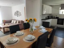 3 bedroom house 3-8 guests, CONTRACTORS, parking, Wi-Fi, close to Hospital, JP Morgan, nature reserves, golf courses, beach