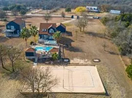 Guesthouse with Hot Tub Pool & Game Room on 5 Scenic Acres