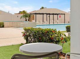 AL117 -Resort Pool-Beach Tennis court- 2BR condo-Close to Palm Beach, hotel in Palm-Eagle Beach