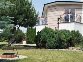 Dom za Tujami 30 min od centrum Poznania Strykowo、Strykowoのホテル