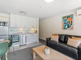 Central QT 5 min walk to town