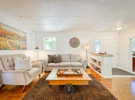 Charming Milk Barn Home on Vineyard Estate, hotel v destinaci Forestville