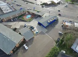 The River Inn & Suites